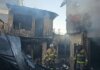 Incendio destruye tres casas y deja bombero lesionado y mujer calcinada