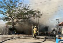 Incendio consume al menos cuatro viviendas irregulares junto a las vías del tren en Tijuana