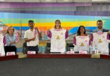 Presentan camisa y medalla de la carrera “Mujer: Equidad y Salud”.